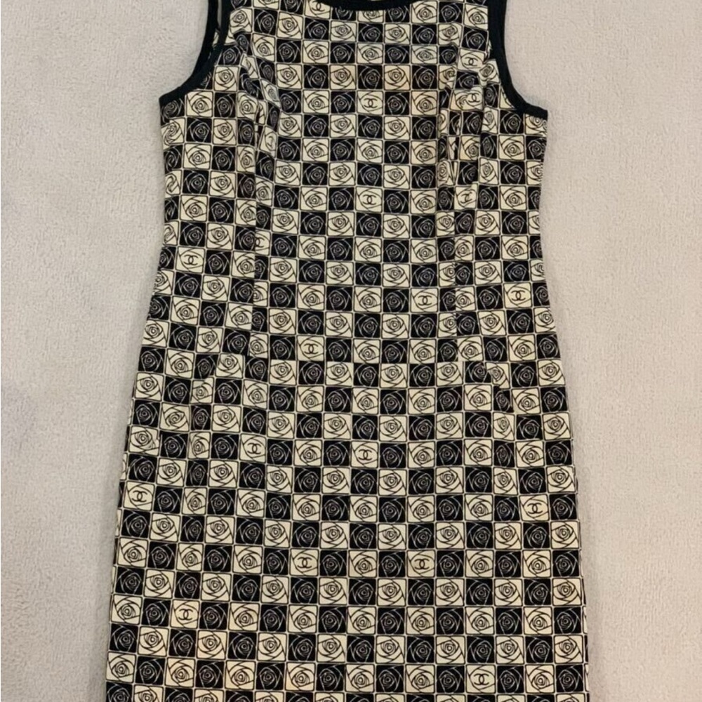 🚨SOLD🚨
Vintage Chanel 2004 Dress - Black and Cream SZ 40